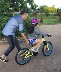 娱乐吃瓜酱骑车摔倒,健康安全不容忽视